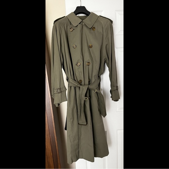 Men’s Burberry Trench Coat - So Classy!